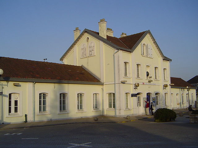 640px-Gare_SNCF_Etaples_-_Le_Touquet_(bâtiment_principal)
